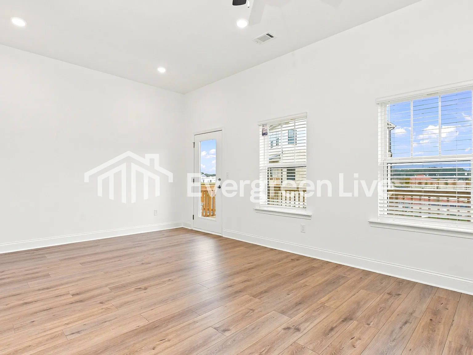 3 bed, 3.5 bath, 1877 sqft, $1,895 — Photo 3