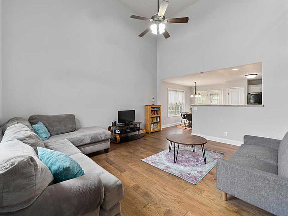 3rd image of 2183 Fairfax Dr