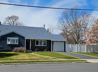 4 Durhamoc Ln, North Babylon, NY 11703