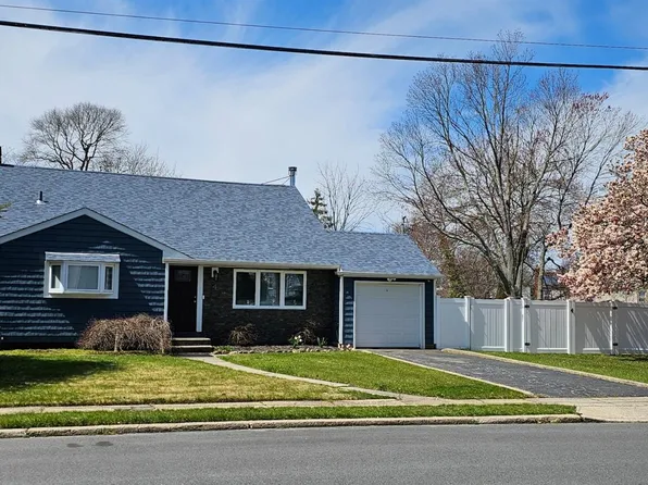 4 Durhamoc Lane, North Babylon, NY 11703