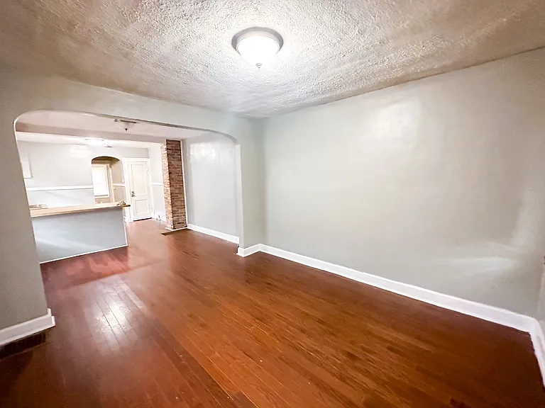 1126-1128 E Bradbury Ave — Photo 10