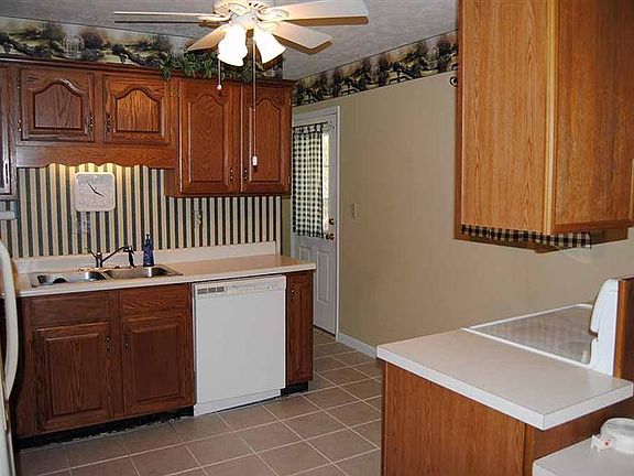 5th image of 2742 Pinegrove Dr