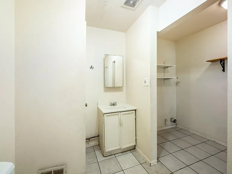 2410 W 13th St — Photo 13