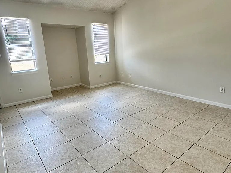 223 Wyndham Cir #B — Photo 3