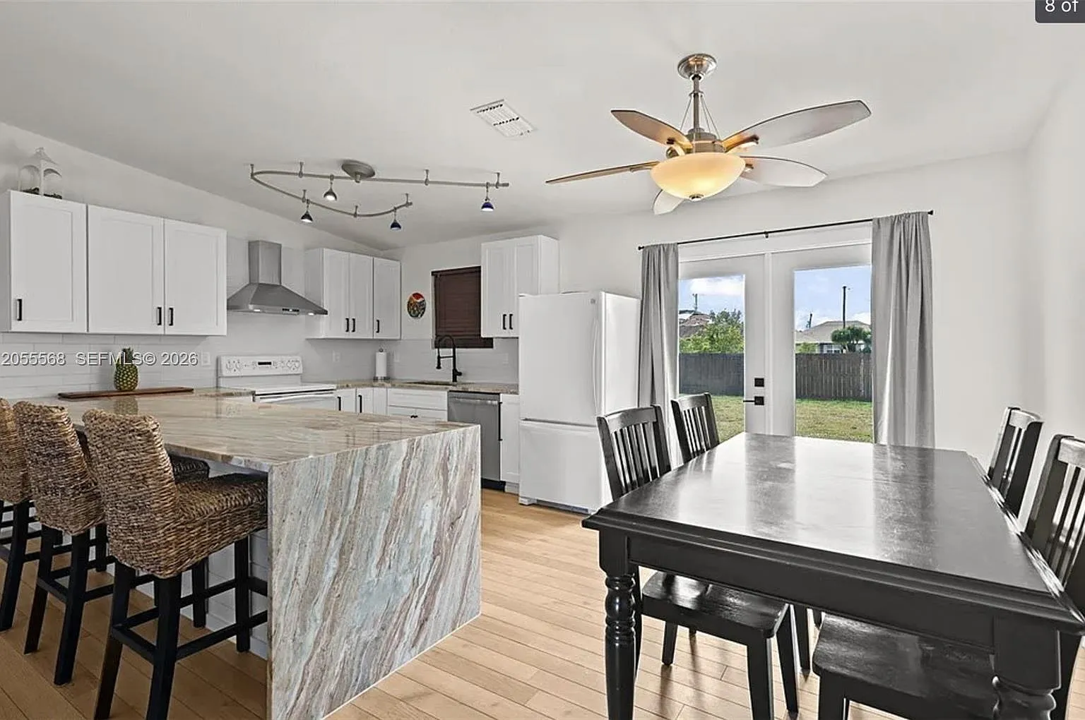 3 bed, 2.0 bath, 1200 sqft, $2,300 — Photo 4