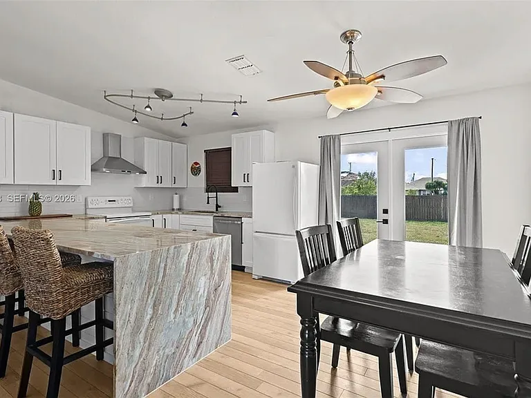 320 SE 26 Terrace Cpe — Photo 4