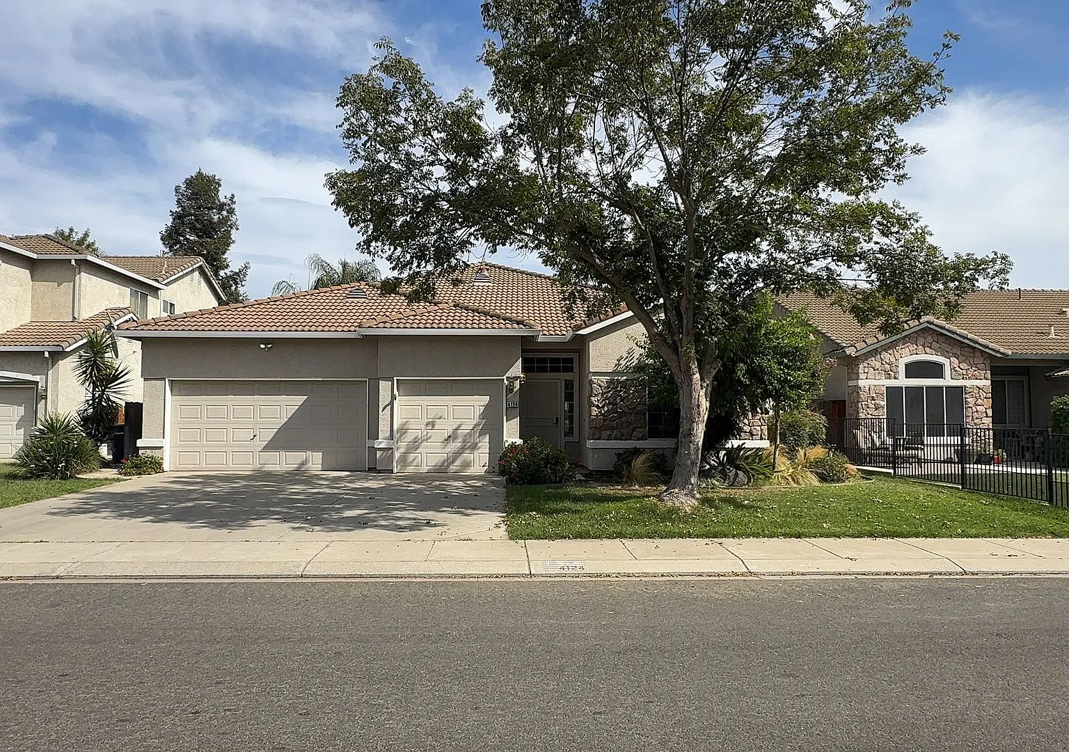Located on Cul-De-Sac 4 bedroom 3 bedroom — Photo 1