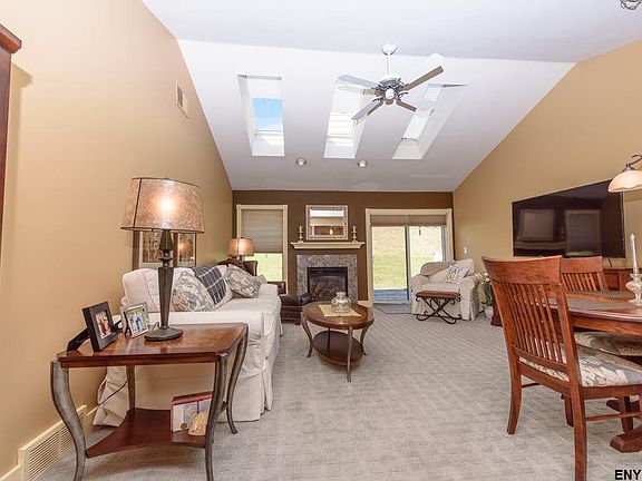 4th image of 33 Surrey Hill Dr