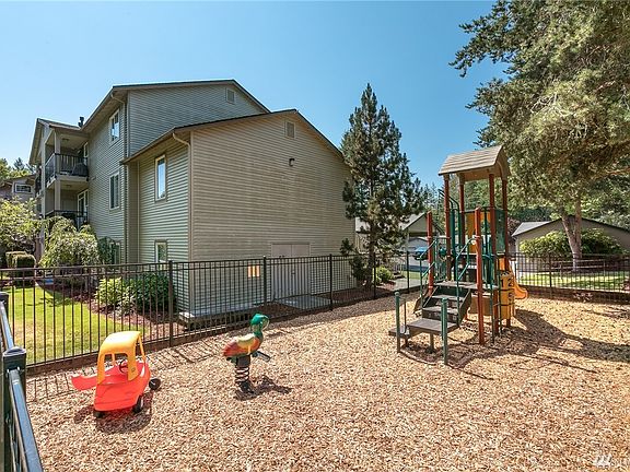 5th image of 25025 SE Klahanie Blvd #101