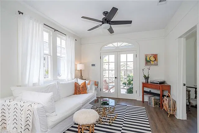 2 bed, 1.0 bath, 987 sqft, $2,300 — Photo 1