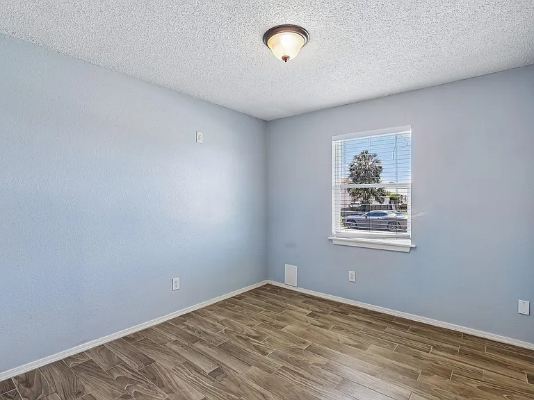 5709 Maco St — Photo 16