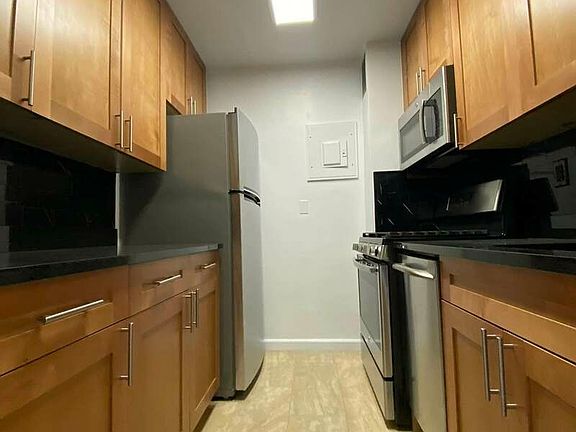 5th image of 245 E 19th St APT 15K