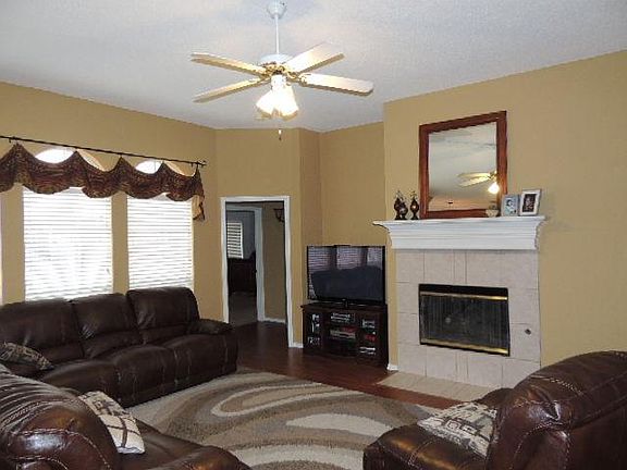 3rd image of 812 Kingsbrook Ln
