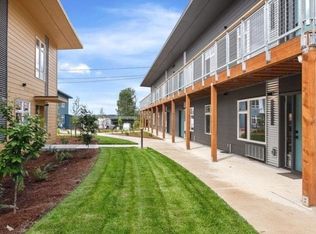 4225 NE Highland Ct #2B-2BA-850SQFT, Portland, OR 97218