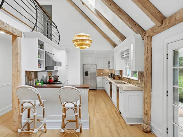 16 Stock Farm Ln, Sag Harbor, NY 11963