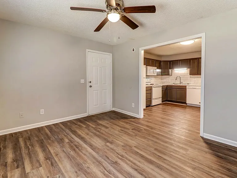Admiral Place Apartments — Photo 15