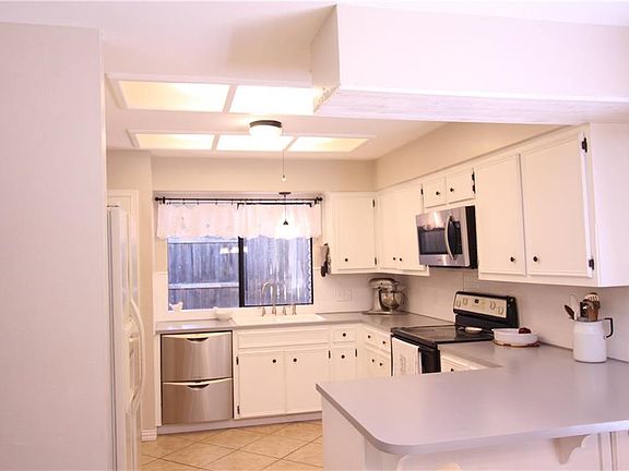 4th image of 903 Oakridge Dr