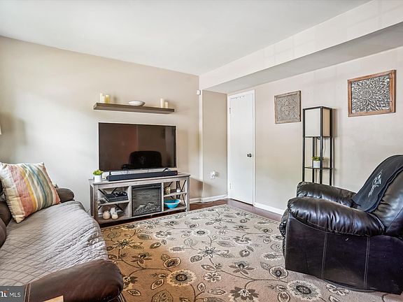 3rd image of 14626 Earlham Ct