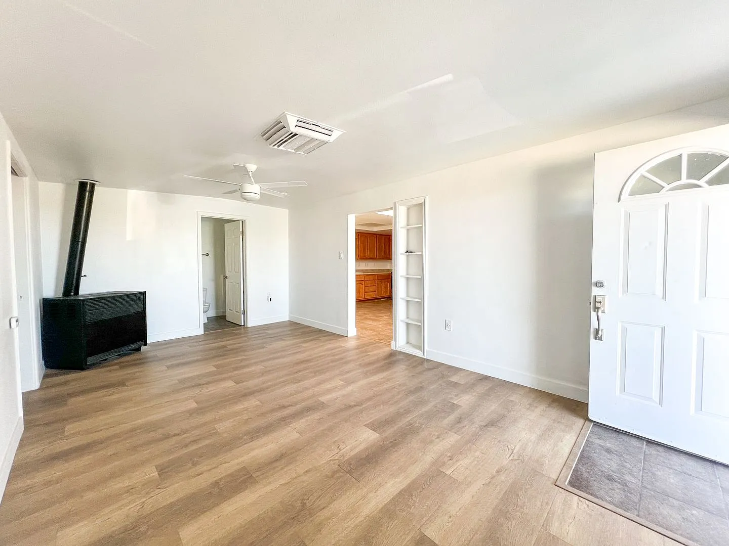 Newly Remodeled 3 Bedroom House on 5 Acres — Photo 3