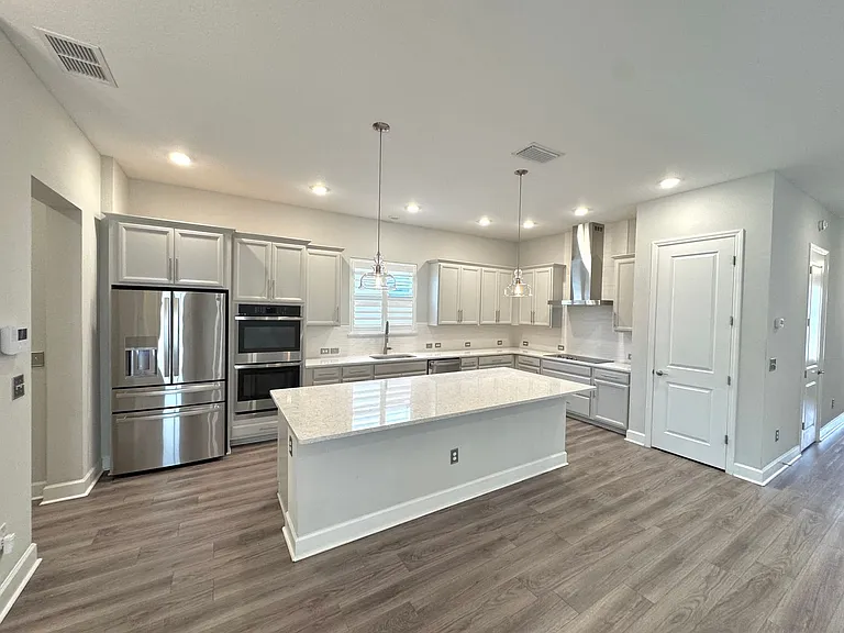 77 Park Center Ave — Photo 2