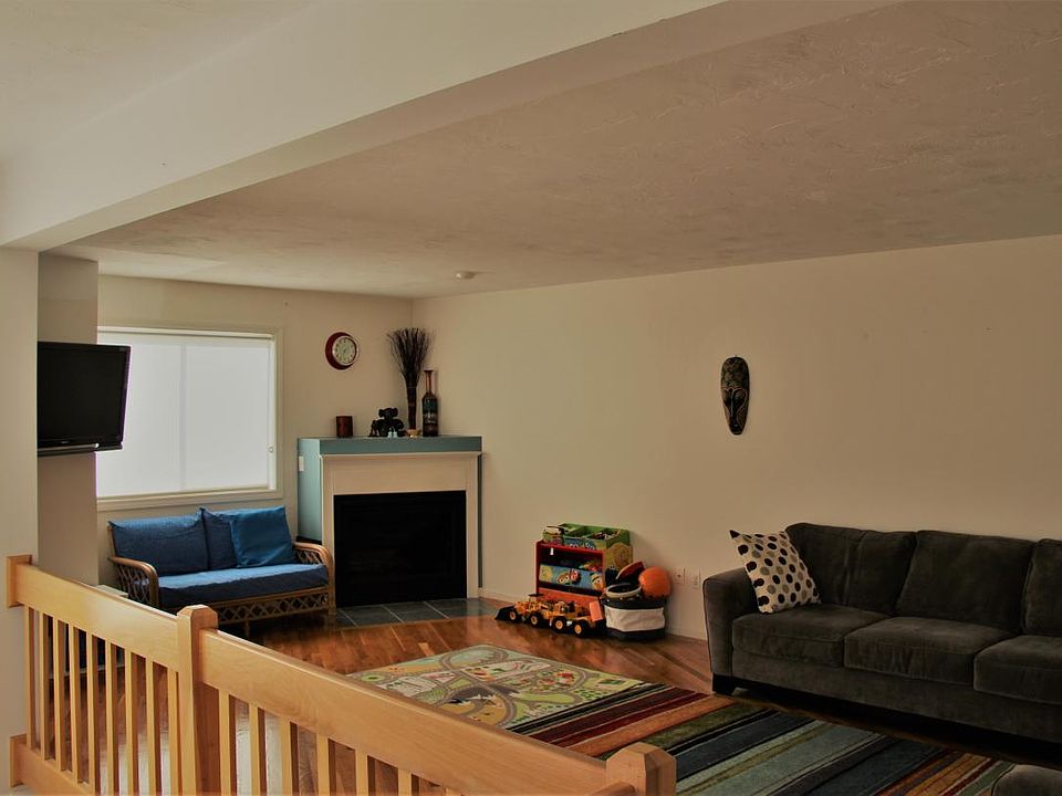 Gas fireplace in living/family - Level 1