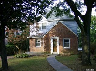 85 West Dr, Manhasset, NY 11030