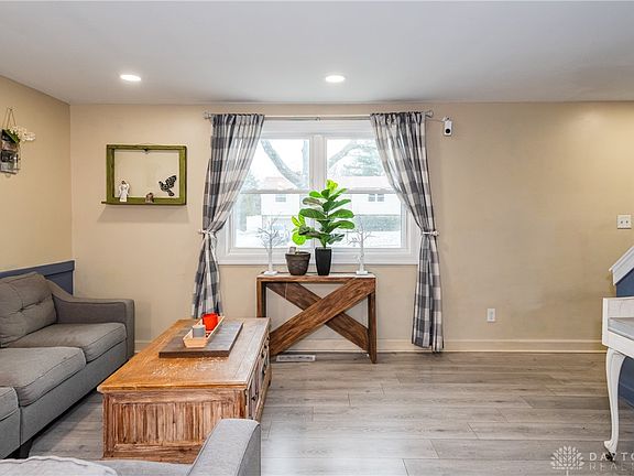 3rd image of 1025 Ronald St