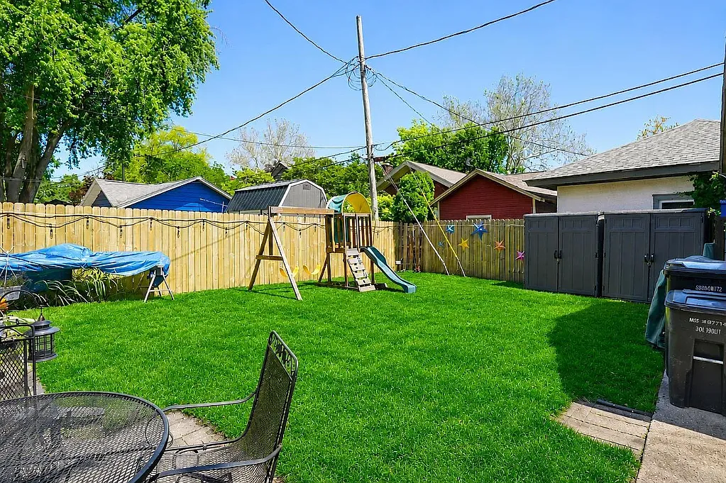 4 bed, 3.0 bath, 1882 sqft, $2,299 — Photo 4