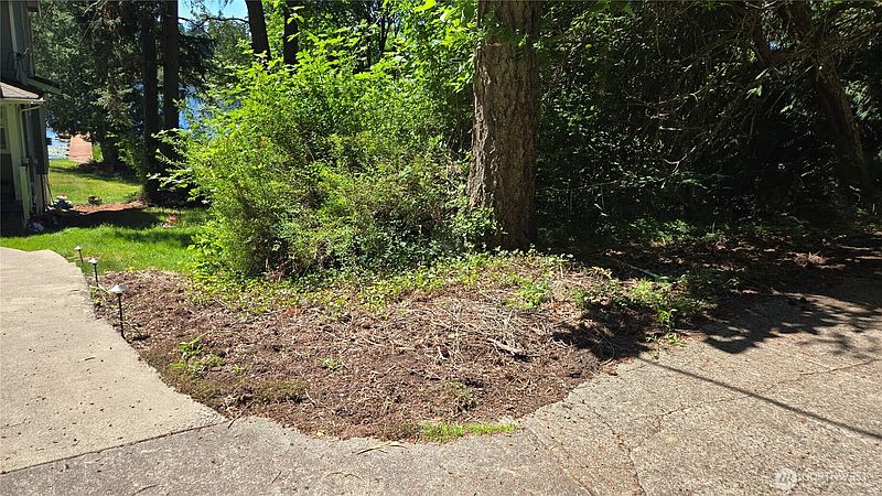 5th image of 178 XX E Lake Desire Drive SE