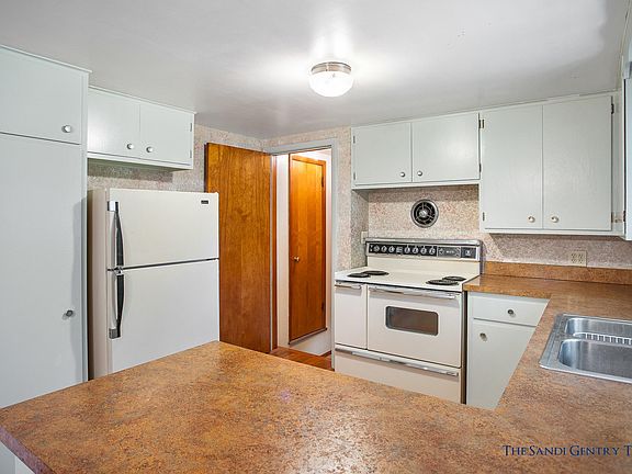2nd image of 1020 Park Ave