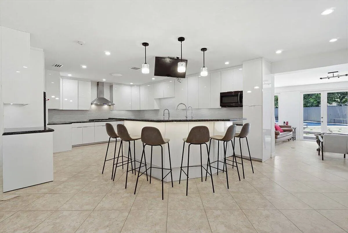 6 bed, 4.5 bath, 4200 sqft, $17,000 — Photo 3