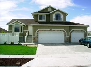 806 S Saint Andrews Dr, Syracuse, UT 84075