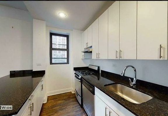 3rd image of 145 W 55th St #13L