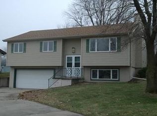 1916 Belmont Dr, Grinnell, IA 50112