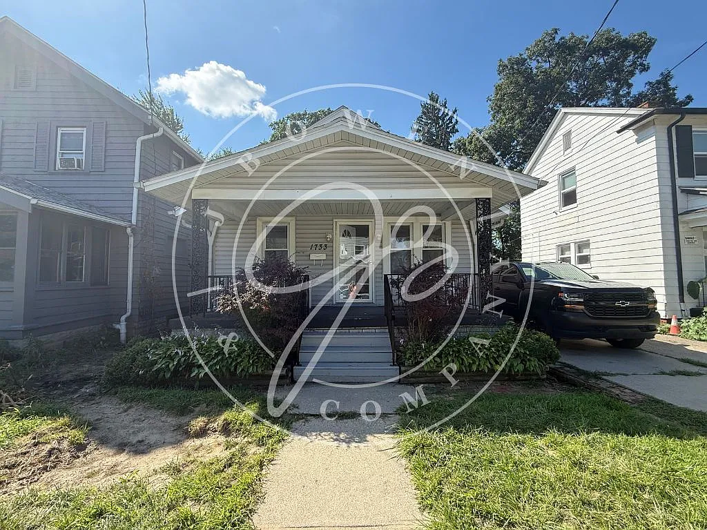 2 bed, 1.0 bath, 712 sqft, $1,100 — Photo 1