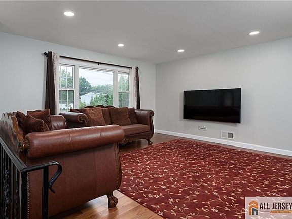 4th image of 2025 Oak Tree Rd