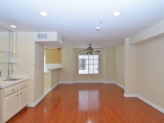 4th image of 2930 Montrose Ave APT 104