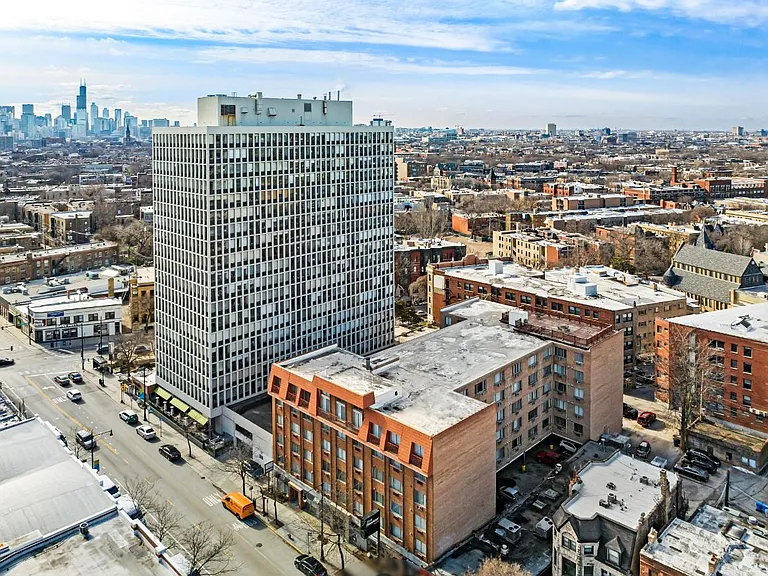 2424 N.Clark — Photo 8