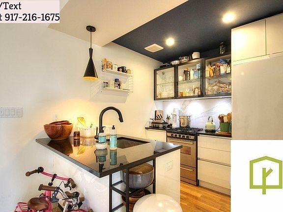 3rd image of 10 Lexington Ave #3Y