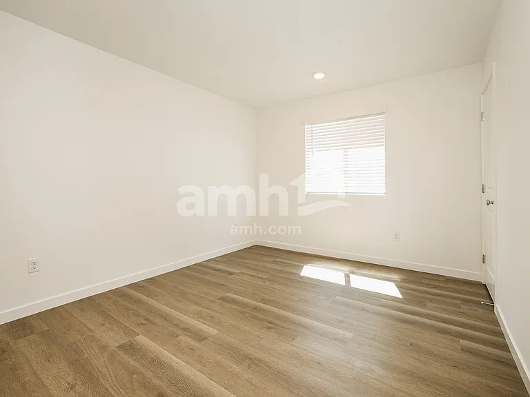 2391 Monroe Ave — Photo 16