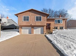 702 Woodland Way, Muscatine, IA 52761