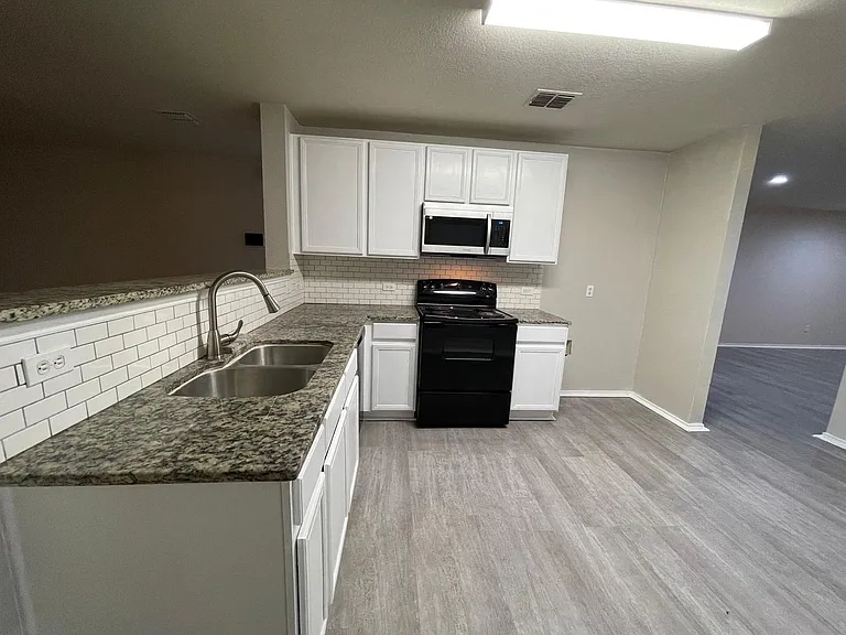 1512 Queens Brook Ln — Photo 6