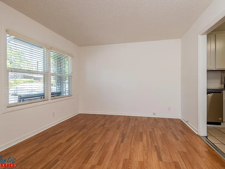 589 N 3rd St #5 — Photo 1