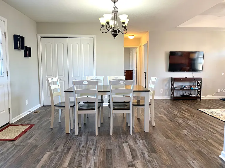 556 Oakmont Dr — Photo 8