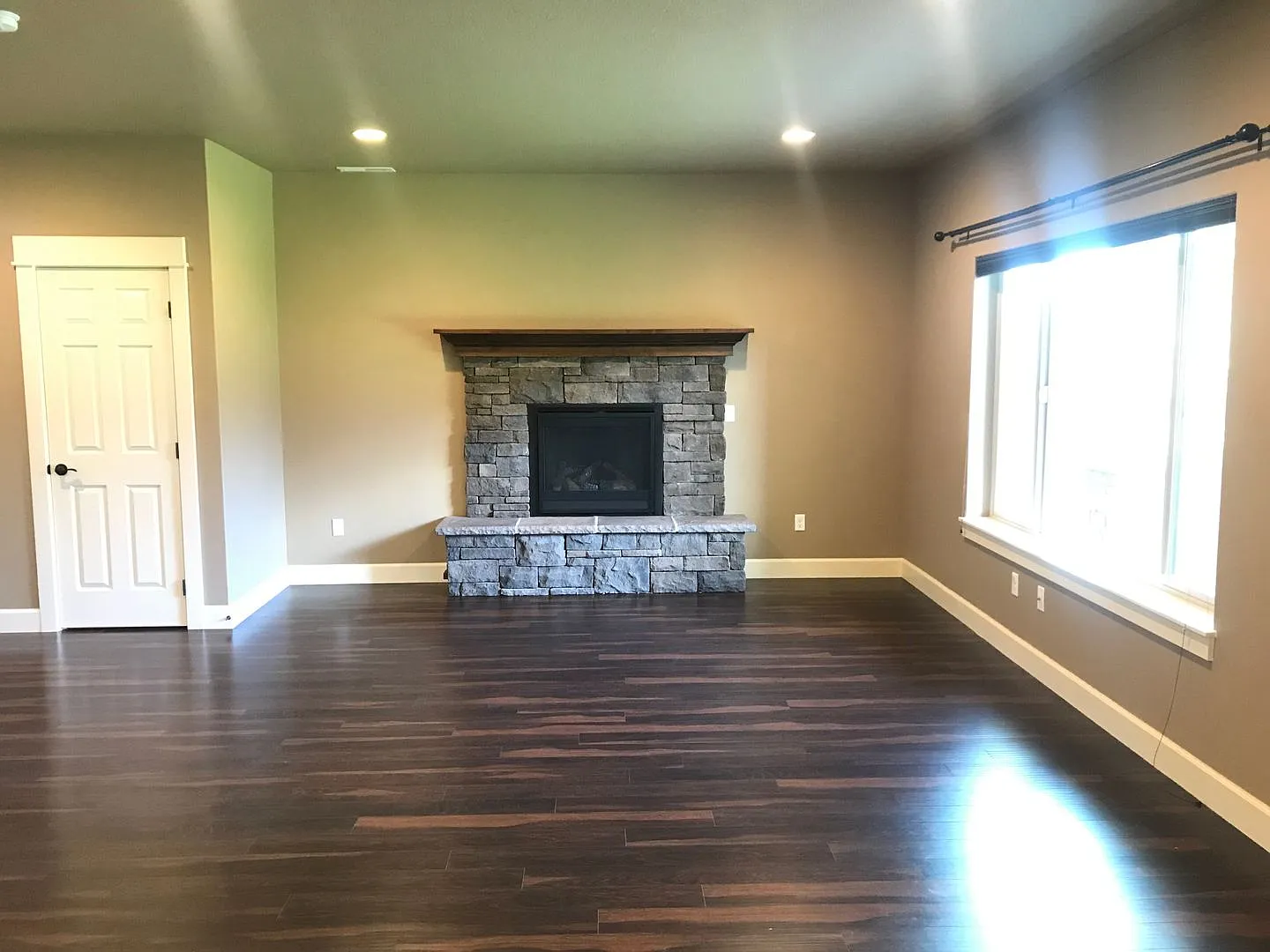 Large 3 Bedroom with Fenced Yard and Community Pool! — Photo 4