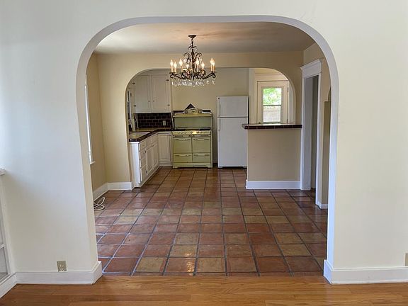 5th image of 2610 Scott Ave