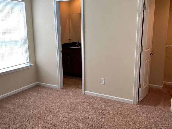 3rd image of 121 Winterberry Ln