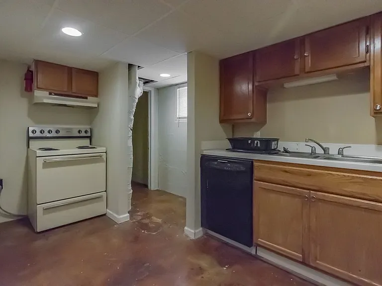220 W Madison St — Photo 16