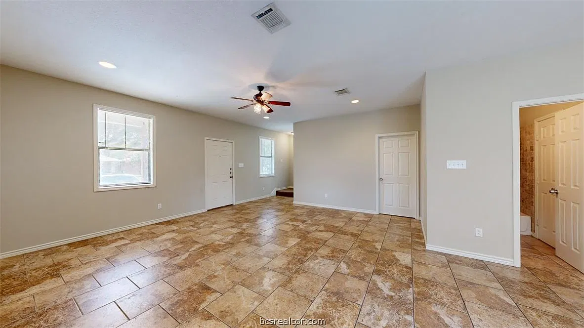 5 bed, 4.5 bath, 2041 sqft, $3,250 — Photo 4