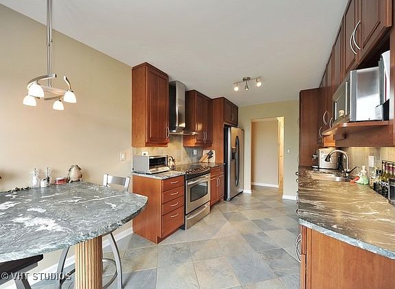 5th image of 140 Franklin Pl E APT 307